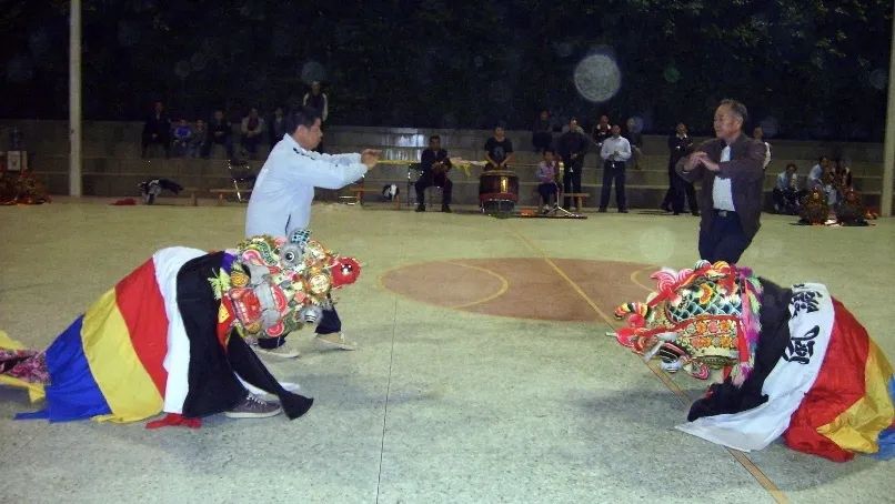 大船坑舞麒麟基本套路共有八段,分别为:拜前堂,走大围,双麟会,采青,游