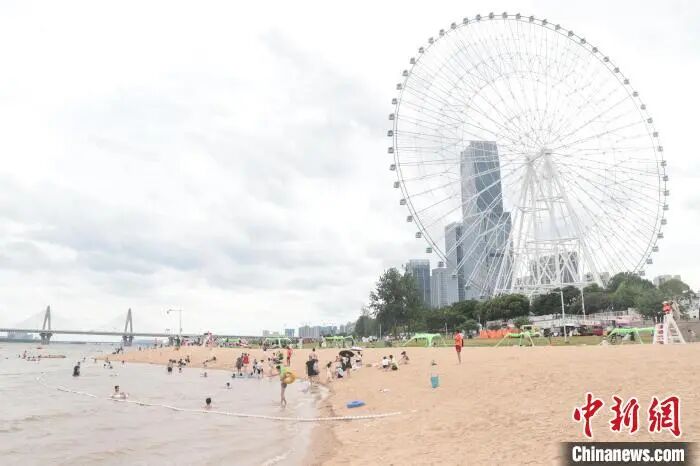 江西南昌：赣江&ldquo;两滩七湾&rdquo;天然泳场对外开放