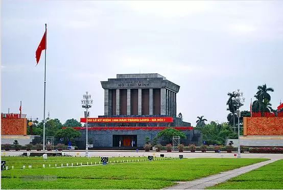 巴亭广场位于越南首都河内的市中心,是举行集会和节日活动的重要场所.