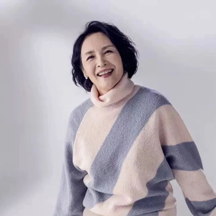 66岁宋晓英老年太会穿了,大衣羽绒服搭奶奶头不土气,过年早春都适合