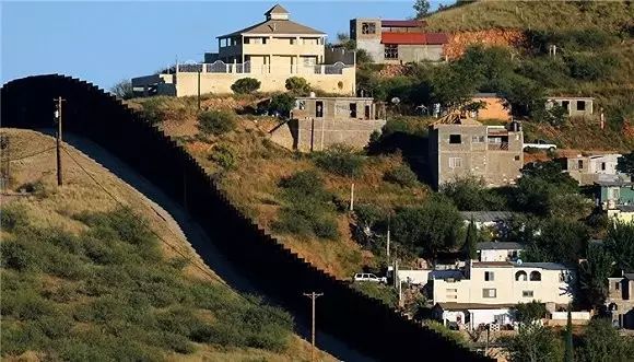 建墙前的美国墨西哥边境是什么样的?
