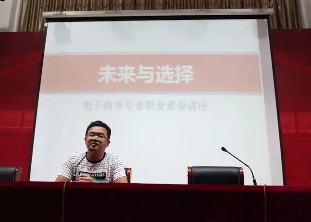 在优秀毕业生报告会,学校邀请机电二部毕业生杨波,曹世龙与学弟学妹