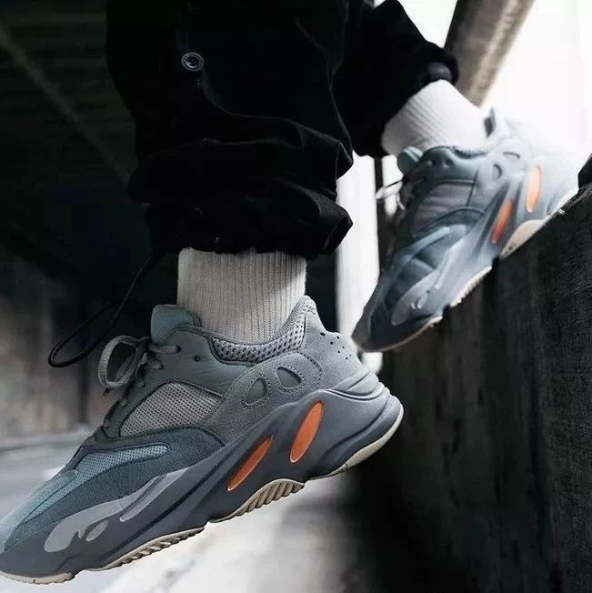 Yeezy 700 新＂INERTIA＂配色Kanye亲自上脚,中国下月发售!