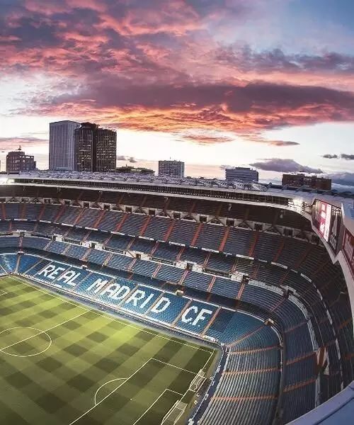 来到马德里,伯纳乌球场是不得不去的,这个最多可容纳八万人,西甲巨人