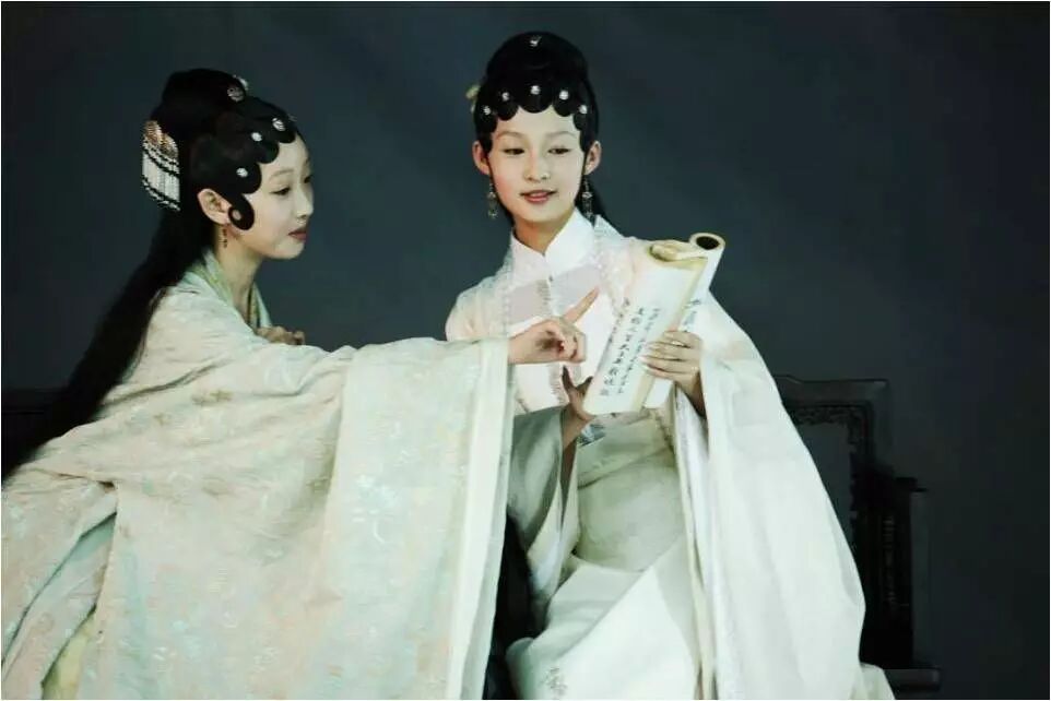 李沁:演了13部戏的女主,她被嘲万年不火,如今却靠两个配角打了场漂亮的翻身仗