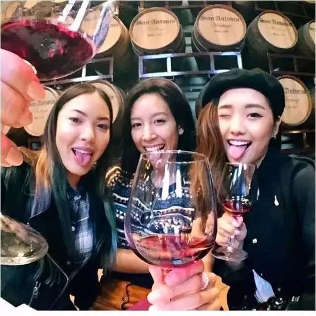 ▼对着相机干杯!