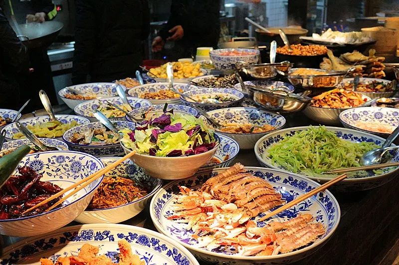 我蛙不回家,我蛙到"阿耐猪头肉"去给我带特产la!