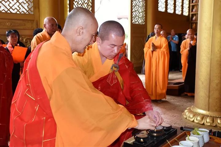 香云起赞,天放光明,华盛寺文殊殿内梵音悠扬,香烟袅绕.