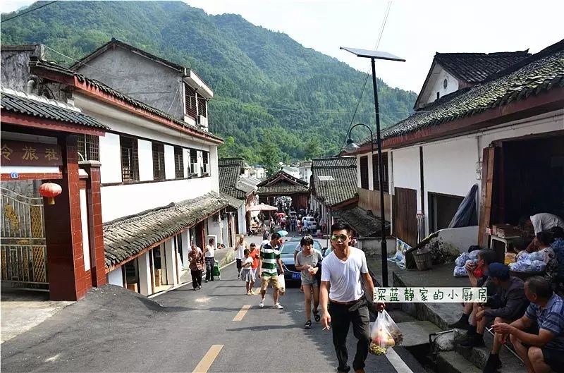 大邑县西岭镇 位于西岭雪山山脚的一个小镇 ,高山流水,风光秀丽,诗人