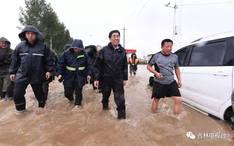 省委书记巴音朝鲁今天冒雨来到受灾最严重的永吉县口前镇,一拉溪镇和