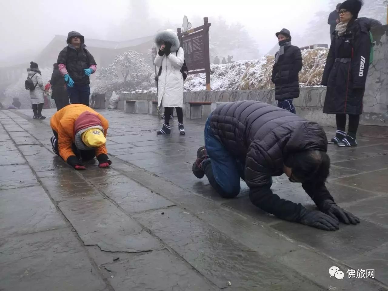 恭迎普贤菩萨圣诞三步一拜朝金顶雨雪无阻礼普贤