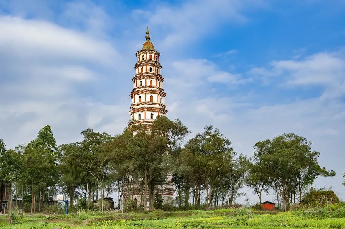 桂平东塔坐落在桂平市区东4公里,浔江岸边,隔江与宾山寺相对峙.