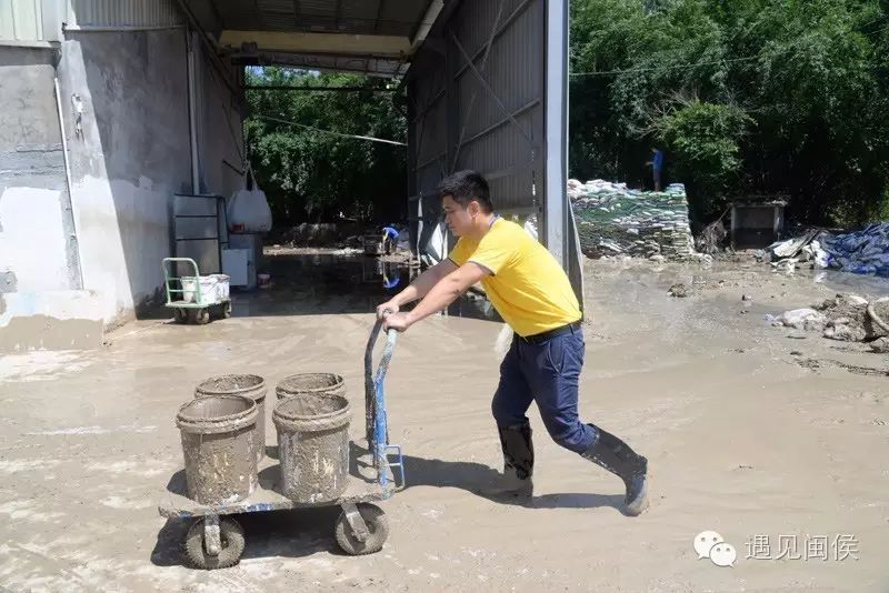 锦香园贸易有限公司负责人赖春香带着5位员工驱车来了,员工们脚穿雨鞋