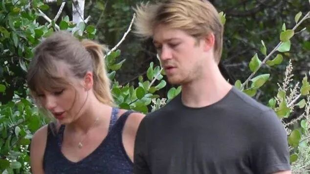 神龙见首不见尾的Taylor Swift终于出现了!又月巴一圈!