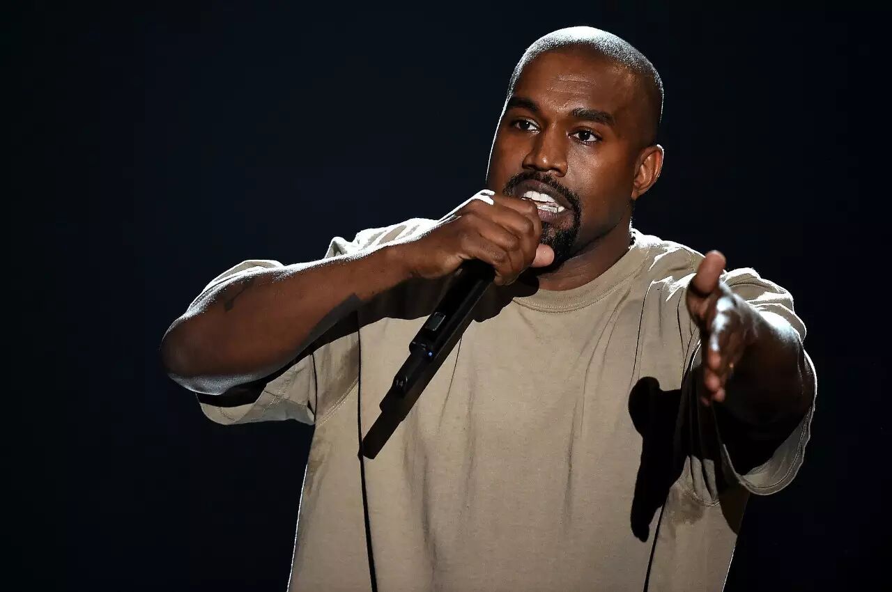 侃爷Kanye West终于受不了,住院接受精神评估.