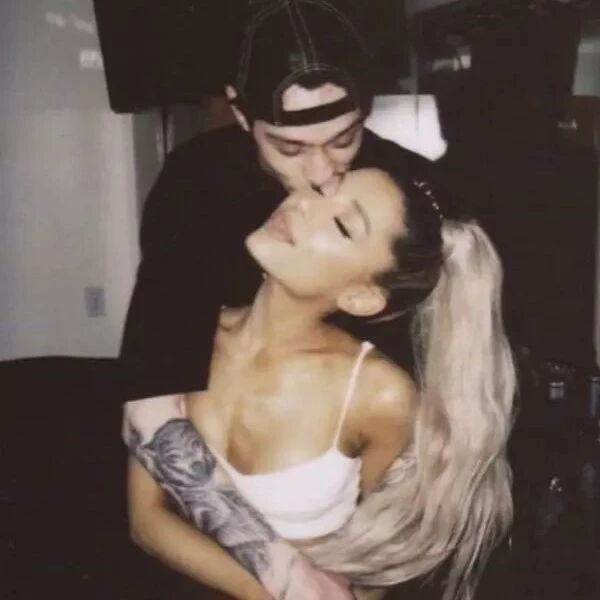 A妹Ariana Grande自发亲吻照,公布新恋情!