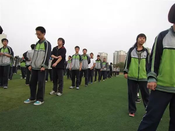 传说中的"南京丝高中"…小招吐血三升!的大长高中女生腿图片