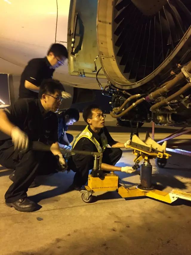 东航江苏机务战高温赴无锡更换发动机保旺季生产