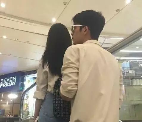 井柏然倪妮被拍商场逛街 贴耳牵手显亲昵