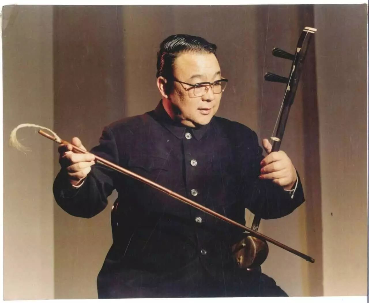 1985年考入南京艺术学院中专部七年制班,师从二胡教育家马友德教授