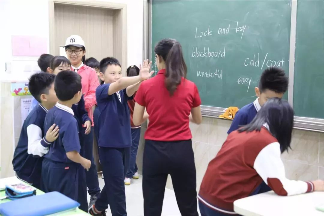 拍摄时正好碰到小学四年级的课堂刚刚开始,英语老师薛颖问候学生道:"