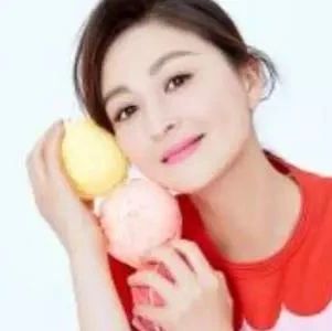 她被富商狂追10年,强逼之下只好献出身体,今34岁被宠成孩子