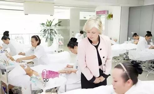 美容院院长够power，美容师才好追随