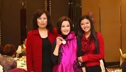 刘晓庆说过:当我某天没落,我的那些石头(和田玉)也能让我东山再起.