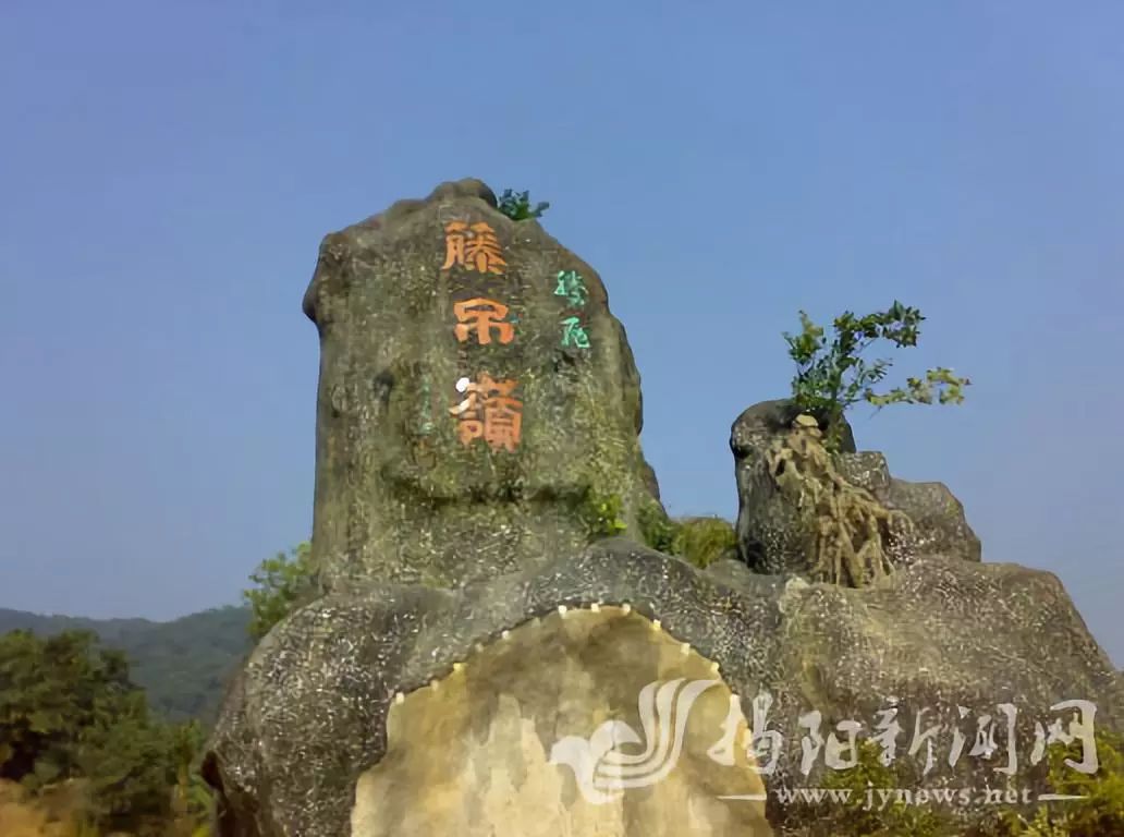 揭东锡场镇老戏院前面,有一家路边小摊,每天早上6,7点营业至下午6点.