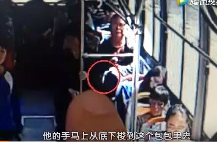 黄水公交车上的猖狂一幕，全程被拍下，双流人请曝光他！