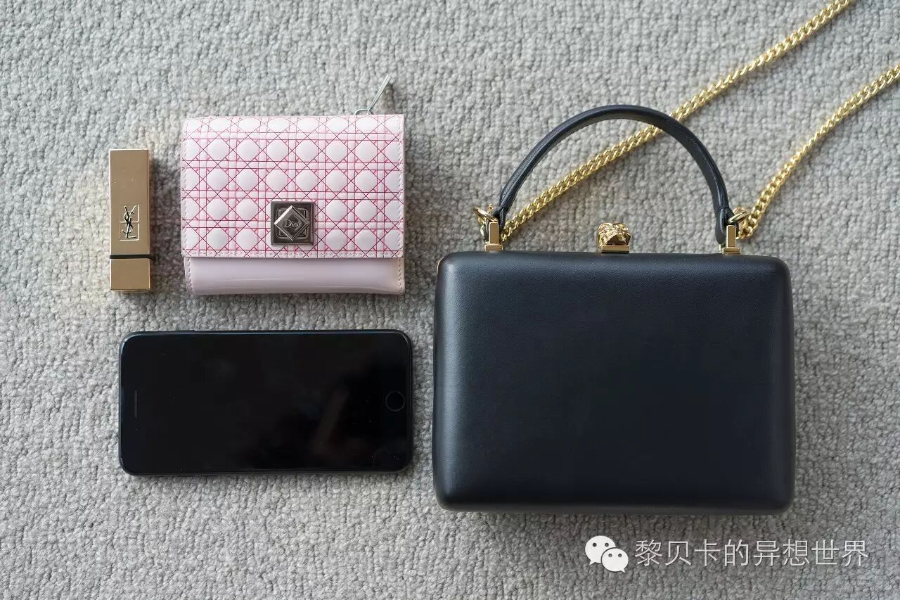 搭配礼服和平时一些休闲装都不会违和。不过，因为开口的位置是实心的金属扣设计，所以它拿起来真的很有分量。▼
