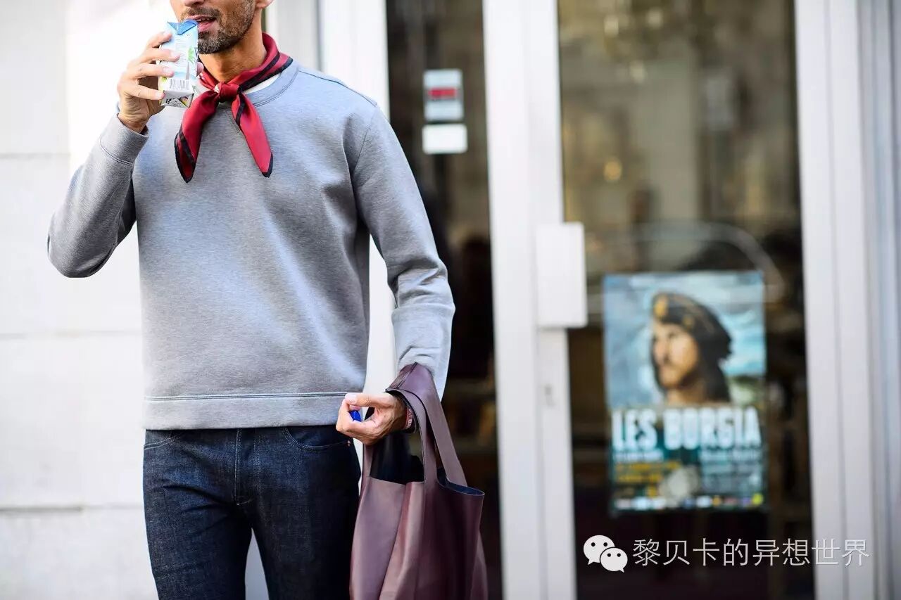 冬天敢穿一身白的，勇气和穿搭功力本就高于凡人，如果能再加一条丝巾，那就更完美了。▼