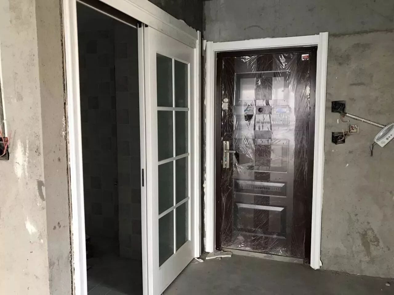 装推拉门地轨好还是吊轨好？别等装完才后悔！