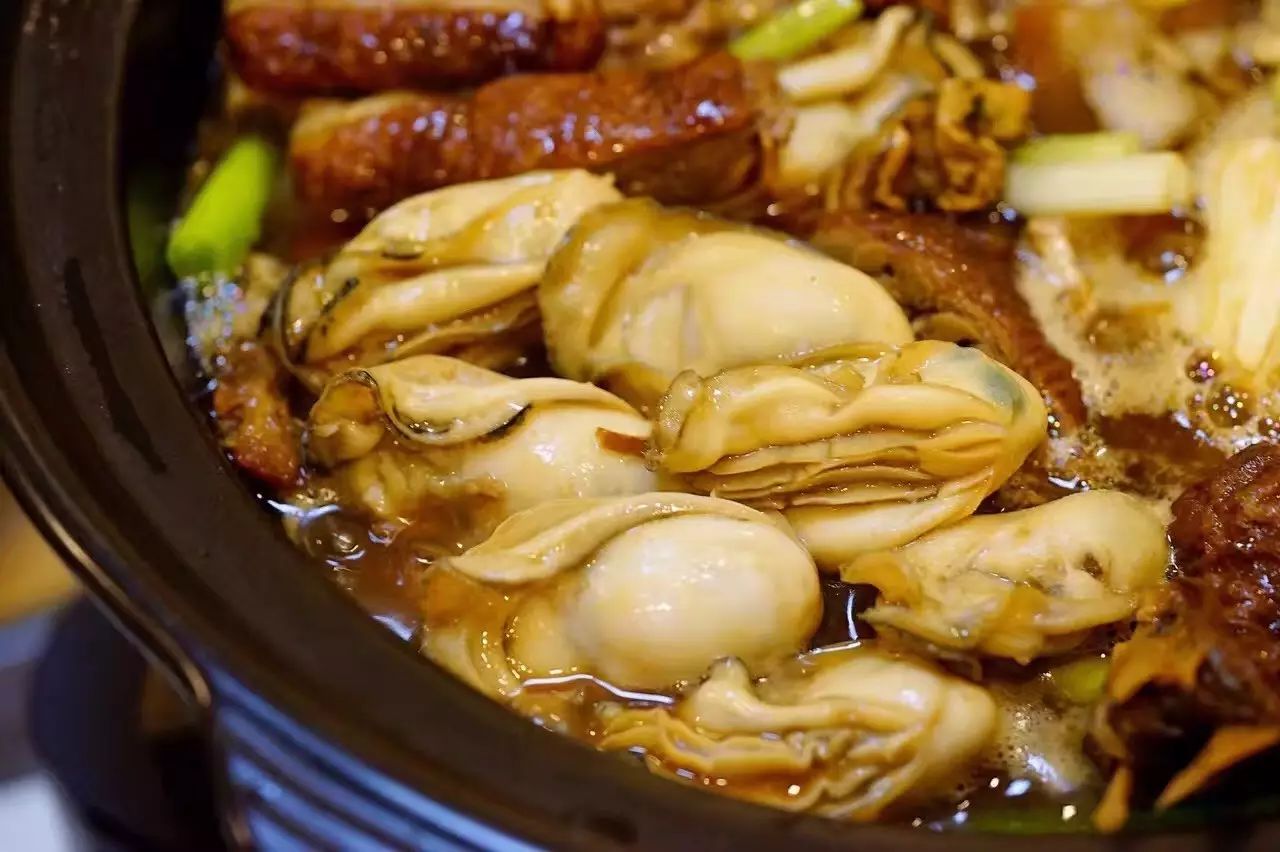 无渣肥壮鲜嫩美味,原只生蚝的新鲜海水味道完全融入火锅里面, 每吃一