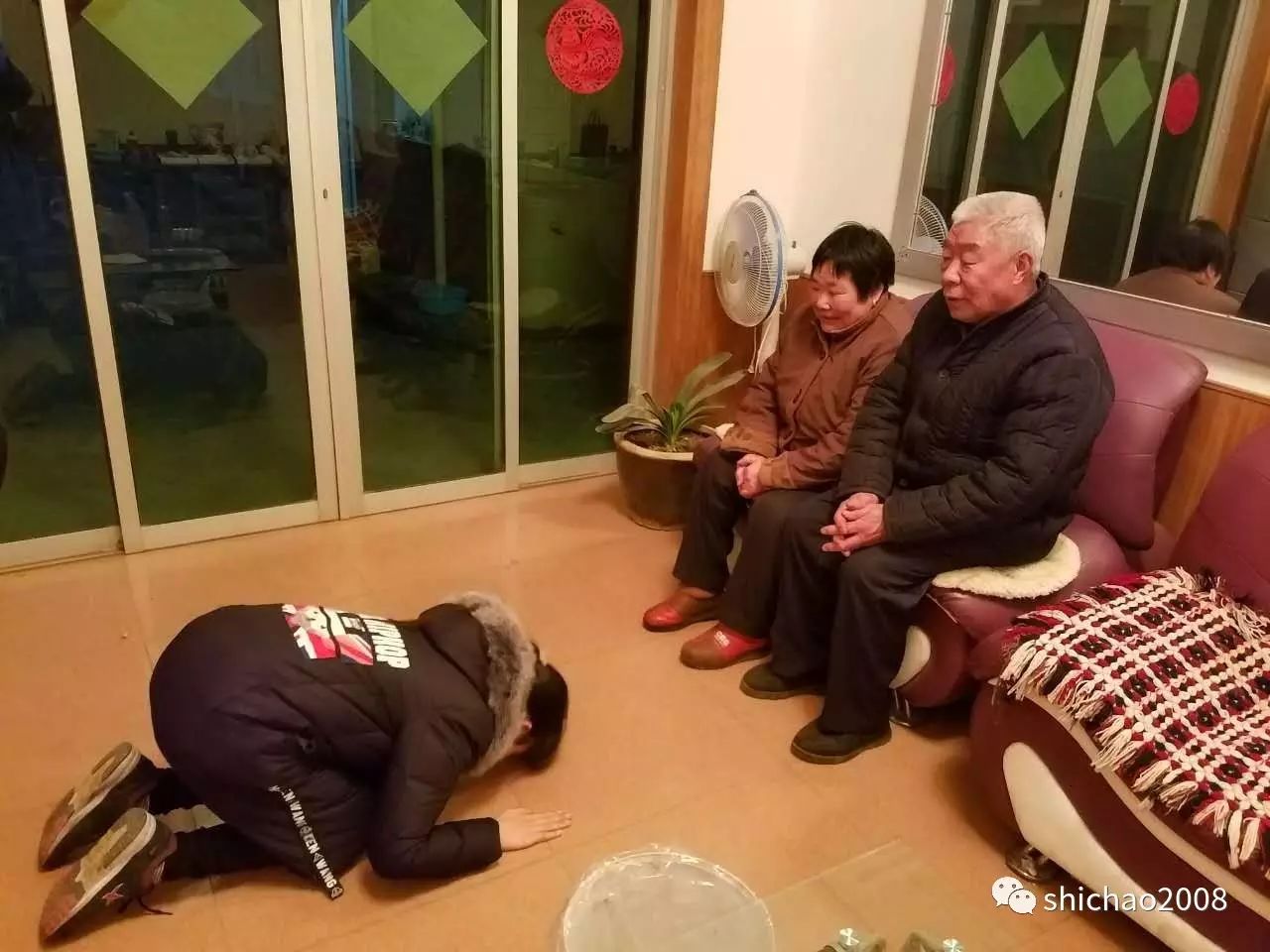 靳铭琪给长辈行跪拜礼.