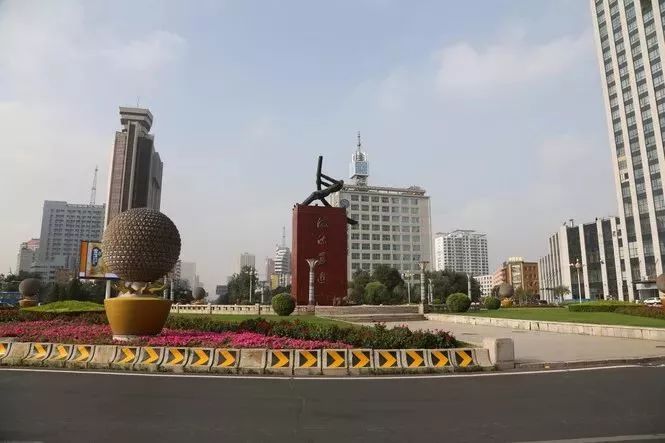 乘飞机前往 北国春城-长春市,抵达后游览吉林市市标—— 【摇橹人】