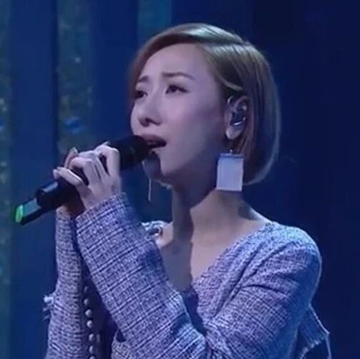 泳儿上TVB唱经典歌曲《花无雪》,前奏一响回忆返晒嚟