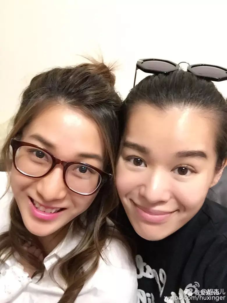 胡杏儿有个御厨婆婆!与婆婆及丈夫合照!