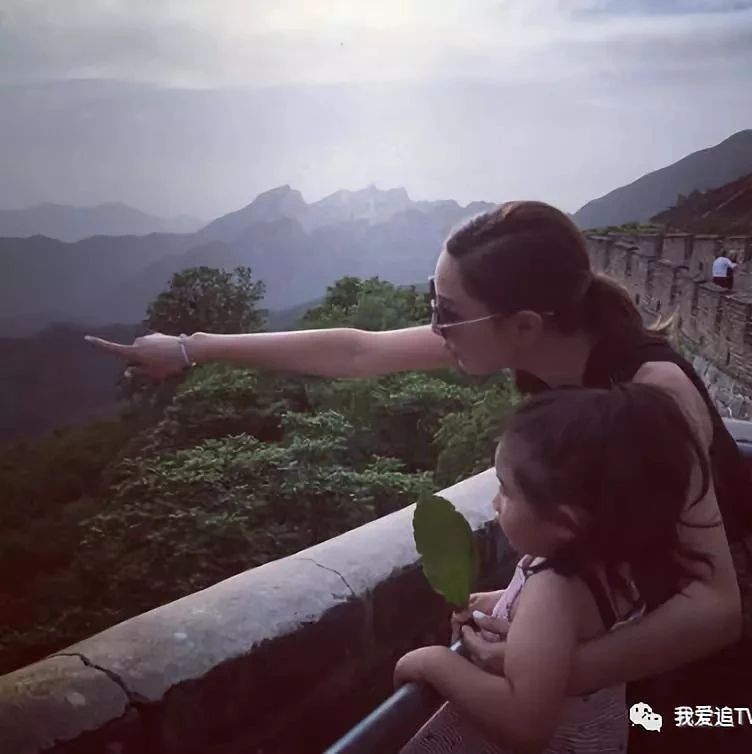 郑希怡带女儿游北京长城,鼓励:不到长城非好浸!