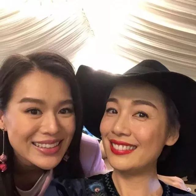 胡杏儿儿子百日宴,江美仪竟送了“媳妇”给她?