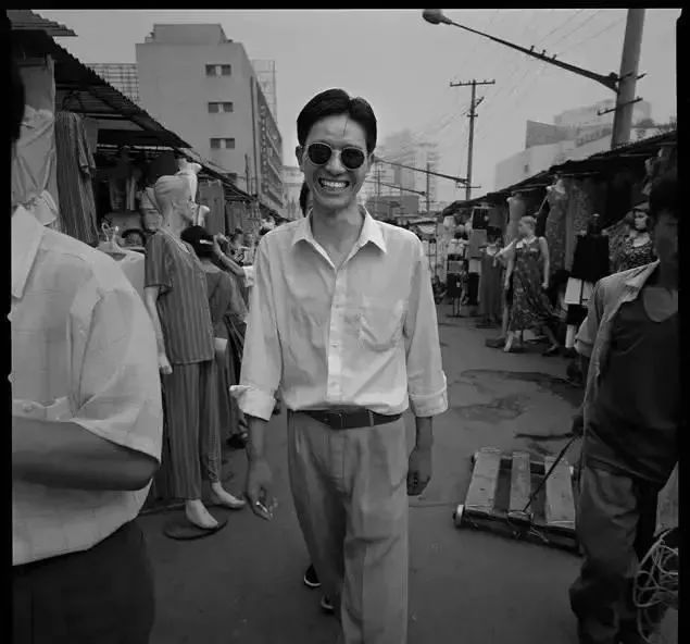 罗明义 《青年路上的人们》 摄于上世纪90年代