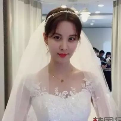 “少女时代忙内要出嫁了”徐贤婚纱优雅姿态