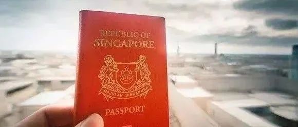 新加坡移民厅去年签发32万本护照，比往年锐减近50％！