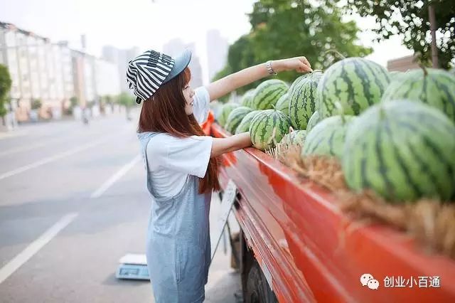 17岁姑娘暑假卖西瓜月赚3万，分享卖西瓜技巧！