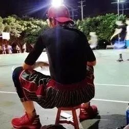 萧敬腾到底有多爱打篮球?从自带小板凳休息就能看出来