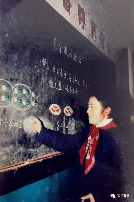 从叶静老师手指缝中嵌满的粉笔灰,可以感受到她对教育事业的付出.