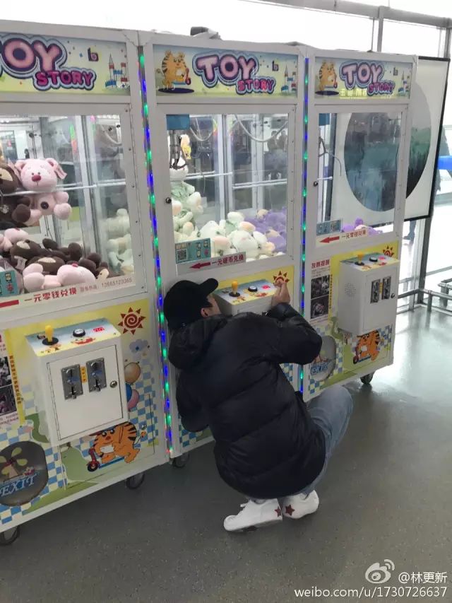 万达少奶奶沦落街头夹娃娃,思聪老公分分钟可以买下一座娃娃厂啊