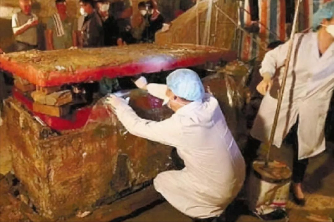 内蒙古发现巨大红棺，棺内有一具女尸，专家..