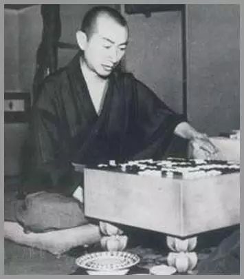 在日本有本因坊加一之称的五段高手本上孝平来华,与13岁的吴清源对弈
