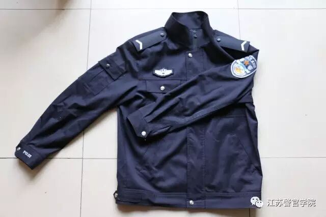 皮夹克使用丝织魔术贴胸徽和警号，多功能服和常服使用金属胸徽和警号。警衔样式：人民警察换发"九九"式警